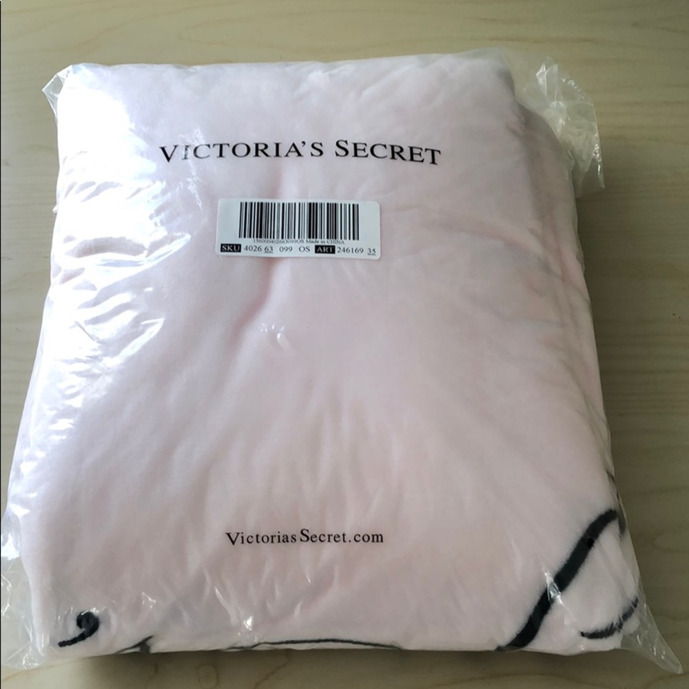 🆕 Victoria’s Secret Plush Throw - Picture 5 of 5